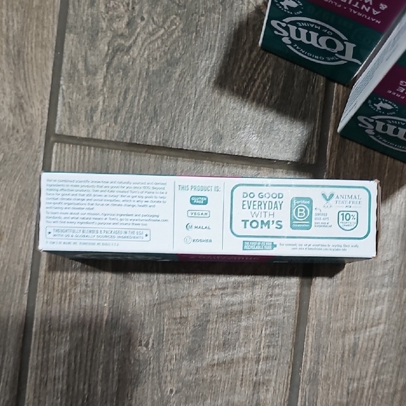Toms Antiplaque & Whitening Toothpaste - Green - Picture 3 of 7
